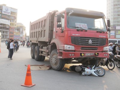 Hiện trường vụ xe tải 30Z-9538 cán chết chị Nguyễn Thị Ph. ở nút giao Nguyễn Trãi - Khuất Duy Tiến ngày 27-2 Ảnh: T.Đ