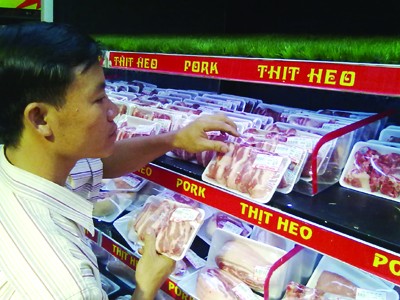 Doanh nghiệp đang bán thịt lợn bình ổn giá ở mức 68-72 ngàn đồng/kg, thấp hơn gần 20 nghìn đồng so với thị trường Ảnh: N.H