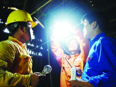 Cty điện lực Sóc Trăng phối hợp với Đoàn Thanh niên thay bóng đèn compact tiết kiệm điện cho người dân địa phương Ảnh: ĐD