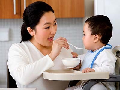 Mẹo giảm bớt trào ngược khi cho trẻ ăn