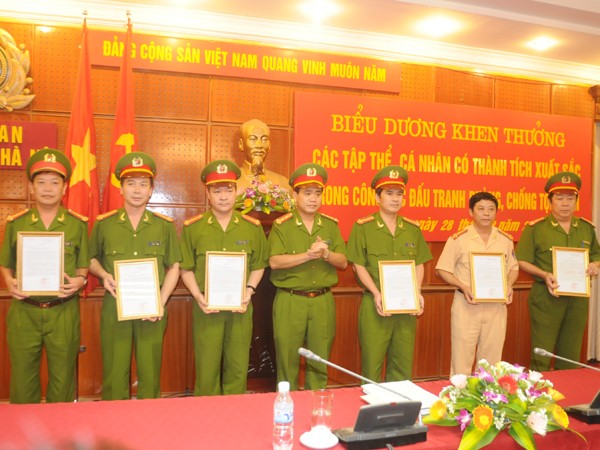 Đại tá Nguyễn Đức Chung - Phó Giám đốc CATP Hà Nội trao bằng khen và quyết định khen thưởng cho các đơn vị lập thành tích xuất sắc trong đợt cuối tháng 8 vừa qua. Ảnh: Tuấn Nguyễn