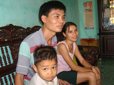 Vợ chồng anh Nguyễn Đức Thuận, tết này không về quê, tiết kiệm tiền tàu xe gửi về quê giúp cha mẹ