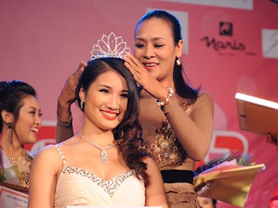 Quỳnh Trang đăng quang Miss Đại học Sân khấu Điện ảnh