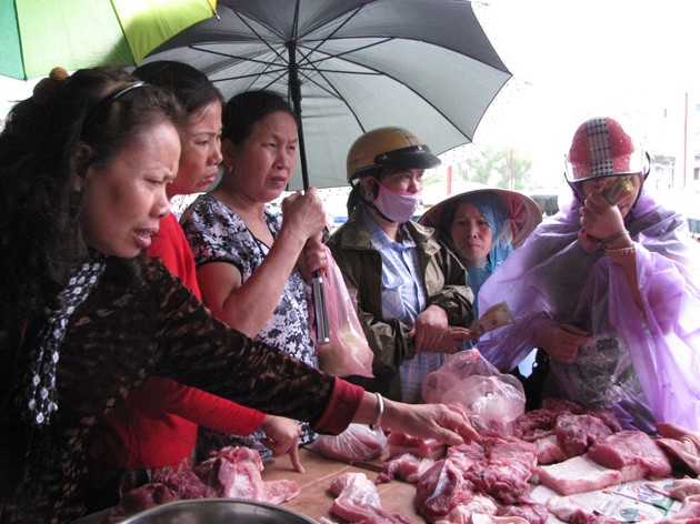 Người dân Hà Nội dự trữ lương thực chờ bão