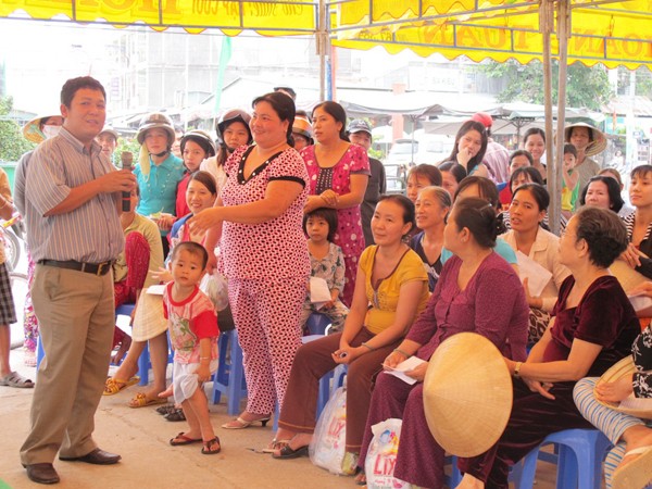 Hàng Việt về nông thôn năm 2011 luôn có lớp huấn luyện tiểu thương địa phương (trong ảnh là lớp huấn luyện ở tỉnh Đồng Tháp). Ảnh: Hải Ninh