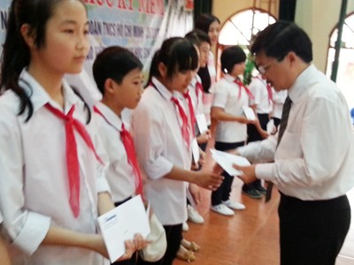 Báo Tiền Phong trao học bổng cho học sinh nghèo