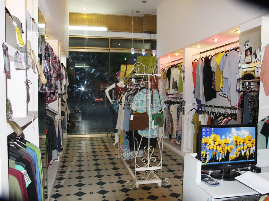 Một cửa hàng thời trang của Phương tại thị xã Tam Điệp
