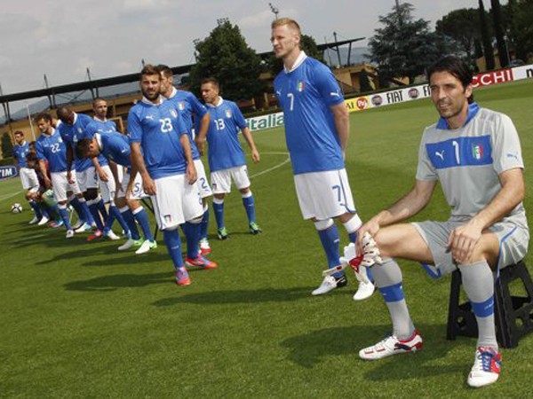 HLV Prandelli: "Italia sẽ bỏ Euro 2012 nếu được yêu cầu"