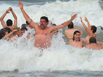 400 người khỏa thân tắm biển nhằm lập kỷ lục thế giới