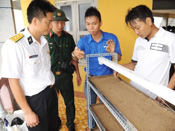 Sinh viên bàn giao hệ thống và công nghệ trồng rau cho chiến sĩ đảo Tốc Tan (Trường Sa) Ảnh: C.K