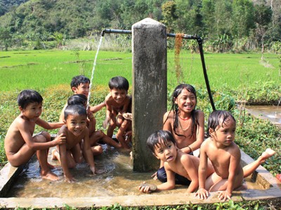 Trẻ em xã A Nông vui tắm nước sạch