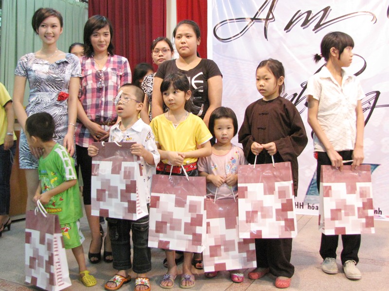 Imiss Thăng long Nguyễn Hương Giang và ca sĩ Mai Tròn trao những suất quà yêu thương cho các em bé chịu nhiều thiệt thòi