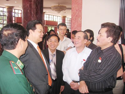 Thủ tướng Nguyễn Tấn Dũng trao đổi với ĐB bên hành lang Quốc hội khóa XII. Ảnh: Nguyễn Tuấn