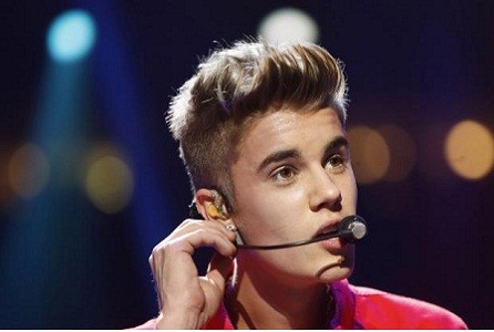 Justin Bieber thản nhiên sờ ngực fan nữ