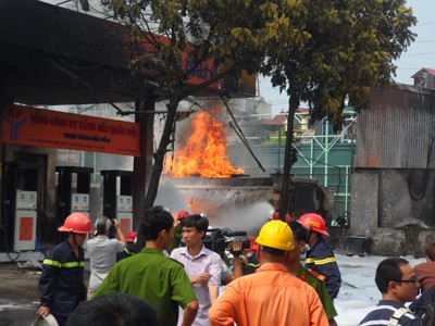 Lửa lại bùng lớn sau vụ nổ tại cây xăng giữa Hà Nội