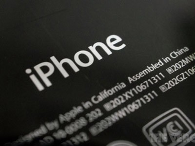 Apple bị ‘tố’ đang sản xuất iPhone vỏ nhựa giá rẻ