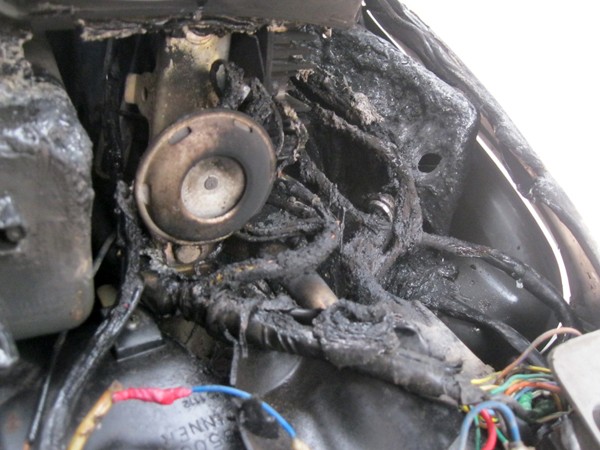 Phần dây điện và một số bộ phận đầu xe bị cháy