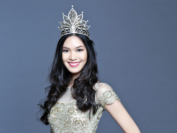 Hoa hậu Thùy Dung đồng hành 'trai đẹp bị trục xuất'