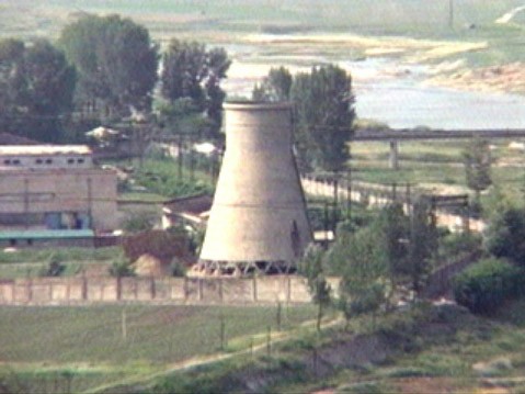 Tháp làm mát tại lò phản ứng Yongbyon trước khi bị phá bỏ vào năm 2007