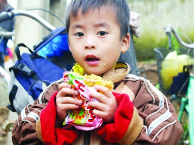 Nhiều ngày nay, trẻ em xã Hà Linh, huyện Hương Khê, Hà Tĩnh vẫn phải ăn mì tôm