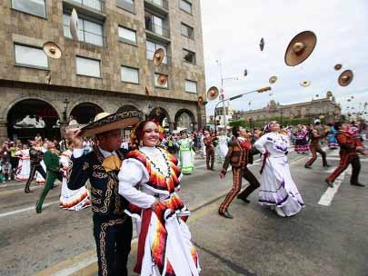 Mexico: 700 đôi vợ chồng nhảy múa trong lễ hội đội mũ