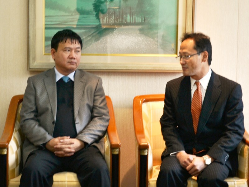 Bộ trưởng Đinh La Thăng (trái)