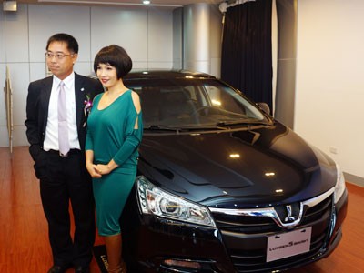 Mỹ Linh đến showroom xem xe sang Đài Loan