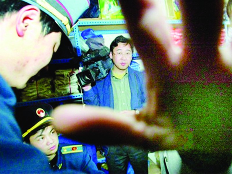 Một phóng viên ảnh Trung Quốc bị cản trở khi tác nghiệp Ảnh: CFP