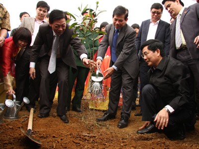 Chủ tịch nước Nguyễn Minh Triết (giữa) trồng cây tại Làng Văn hóa du lịch các dân tộc Việt Nam sáng 10-2