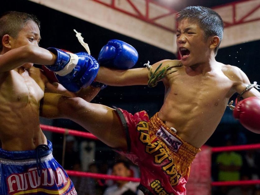 Võ sĩ nhí Thái Lan đẫm mồ hôi đấu võ Muay