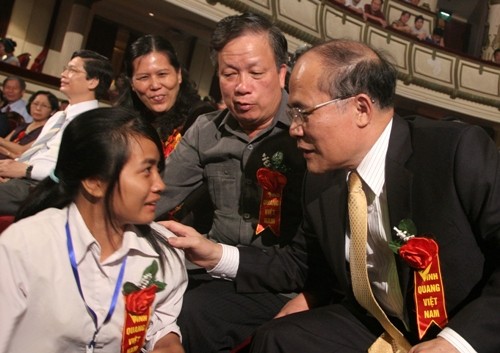 Phó Thủ tướng thường trực Nguyễn Sinh Hùng động viên Minh Vượng