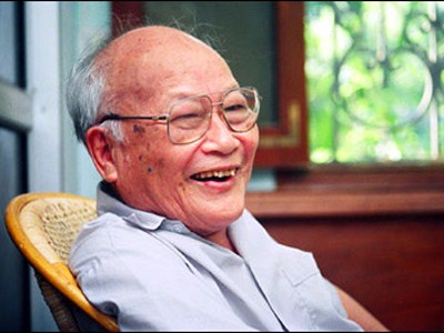 Nhà văn Tô Hoài (91 tuổi) là người cao tuổi nhất trong 10 công dân Thủ đô ưu tú năm 2011. Ảnh: TT&VH