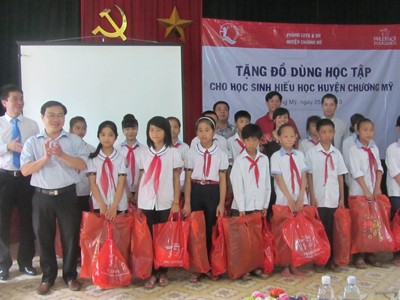 Prudential tặng quà cho học sinh nghèo Hà Nội