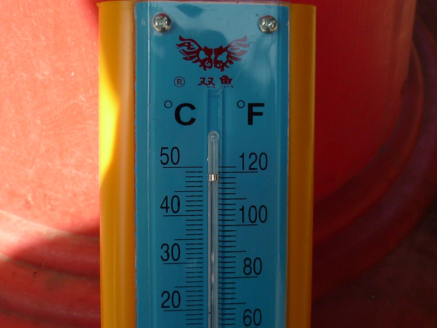 Vạch nhiệt kế chỉ gần 50 độ C