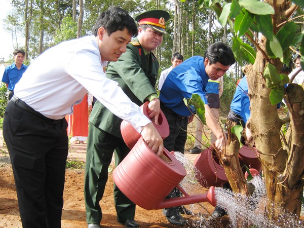 Anh Nguyễn Đắc Vinh trồng cây lưu niệm tại nhà máy Alumin Nhân Cơ