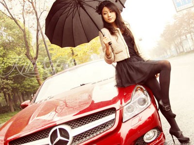 Người đẹp khoe dáng ngọc với Mercedes-Benz mui trần
