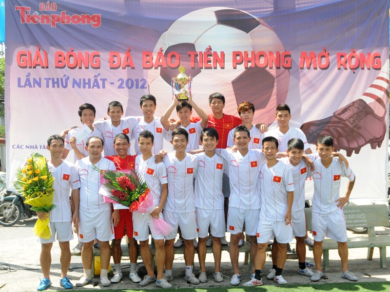 Đội Sông Đà vô địch giải bóng đá Báo Tiền Phong 2012