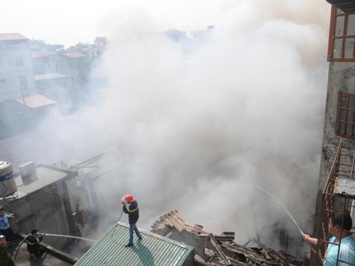 Cháy lớn thiêu rụi chục ngôi nhà, một cụ già tử nạn
