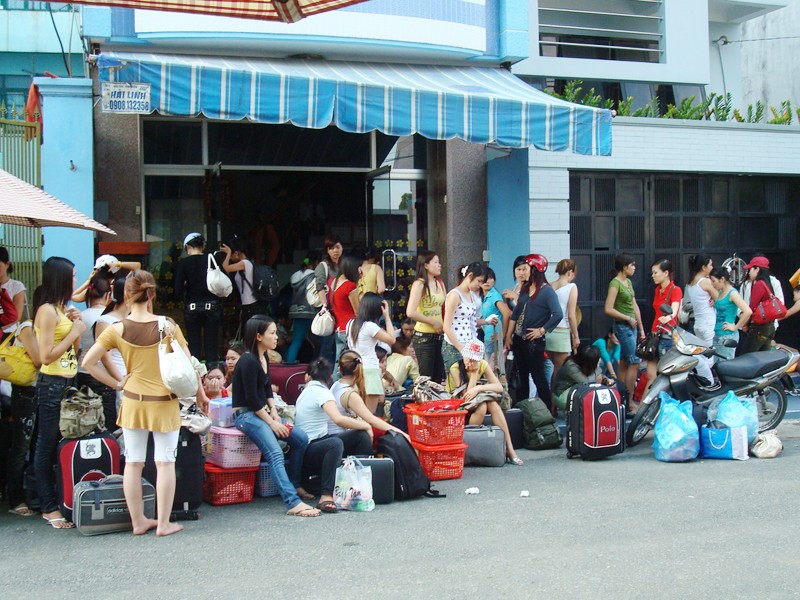 Các cô gái được giải thoát về quê tại điểm massage Tân Hoàng Phát - TPHCM năm 2008. Ảnh: Hữu Vinh