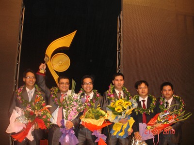Ngô Văn Mạnh (ngoài cùng bên trái) và nhóm nghiên cứu nhận giải nhất Nhân tài Đất Việt 2010
