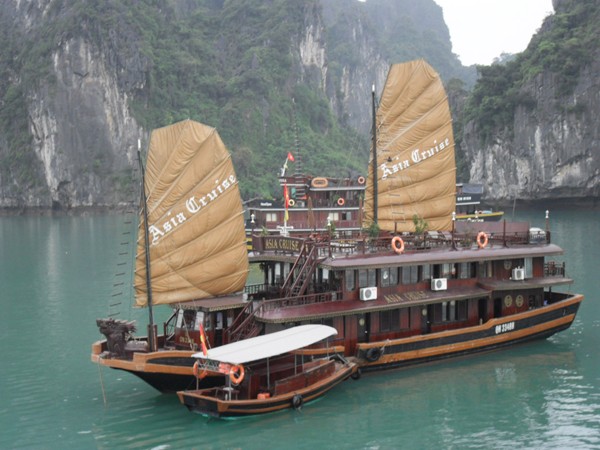 Màu sơn tàu du lịch đã đi vào tiềm thức của hàng triệu du khách, giờ sẽ có màu trắng