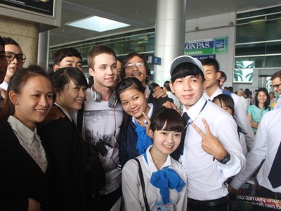 100 bạn trẻ đón thần đồng Nga đến Việt Nam