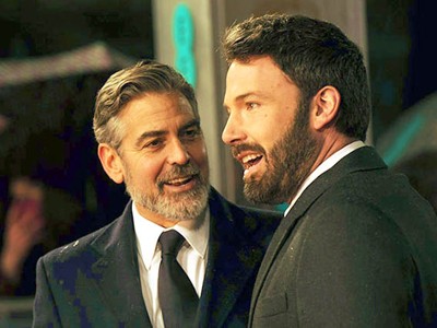 Ben Affleck và George Clooney, bộ đôi đạo diễn – nhà sản xuất điển trai của Argo, trên thảm đỏ giải điện ảnh BAFTA của Anh hôm 10-2, nơi Argo giành giải Phim hay nhất và Ben giành giải Đạo diễn xuất sắc