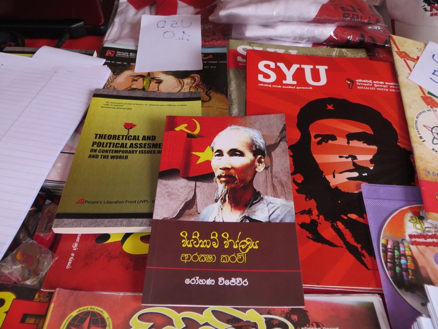Cuốn sách về cách mạng Việt Nam bìa có chân dung Bác tại gian hàng đoàn kết của Sri Lanca