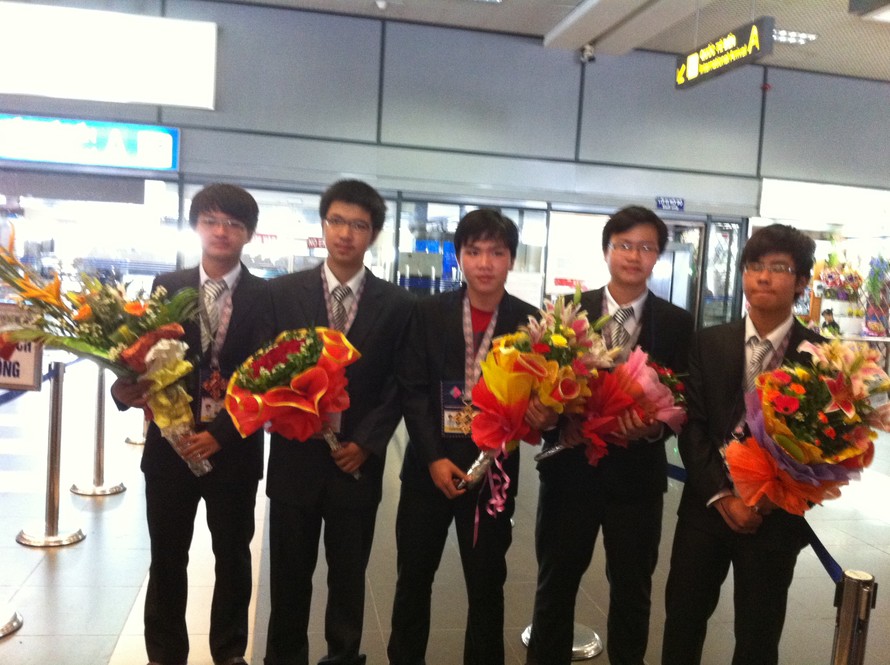 5 em trong đoàn Olympic Vật lý vừa về đến sân bay Nội Bài chiều nay, 18-7