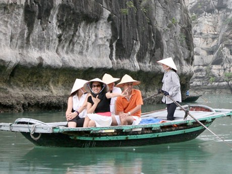 Du khách chèo thuyền khám phá vịnh Hạ Long