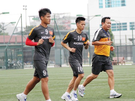 Đội tuyển U23 Việt Nam vất vả né siêu bão