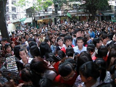 Cộng đồng mạng lại dậy sóng trước cảnh chen lấn ăn đồ miễn phí ở Hà Nội
