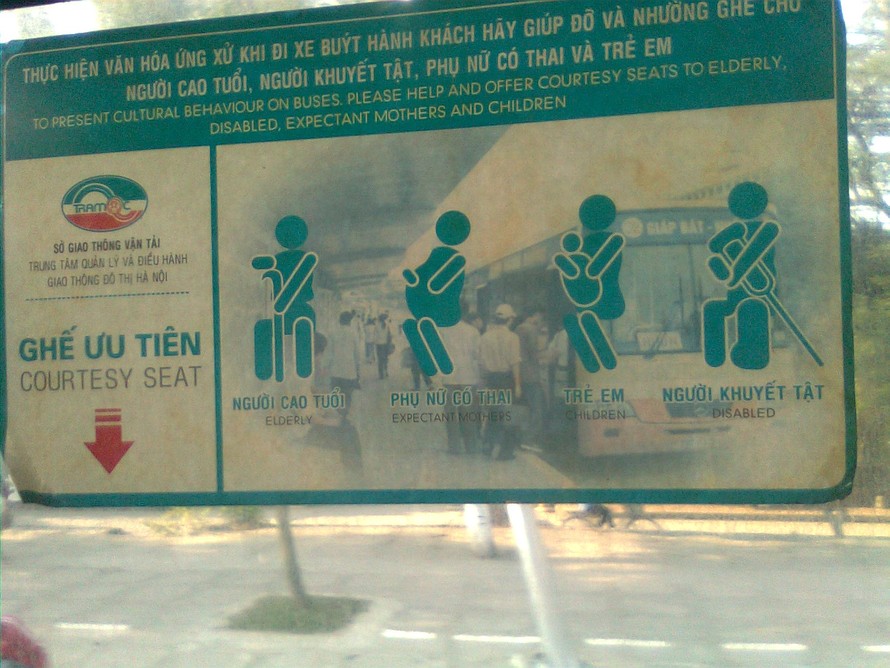 Xe buýt: Trẻ ngồi ung dung, già đung đưa đứng vịn