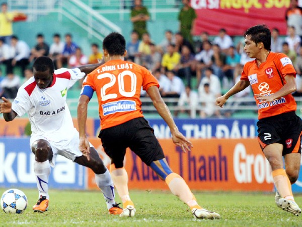 Một pha bóng trong trận Sài Gòn FC hòa SLNA 2-2 Ảnh: Tường Vũ